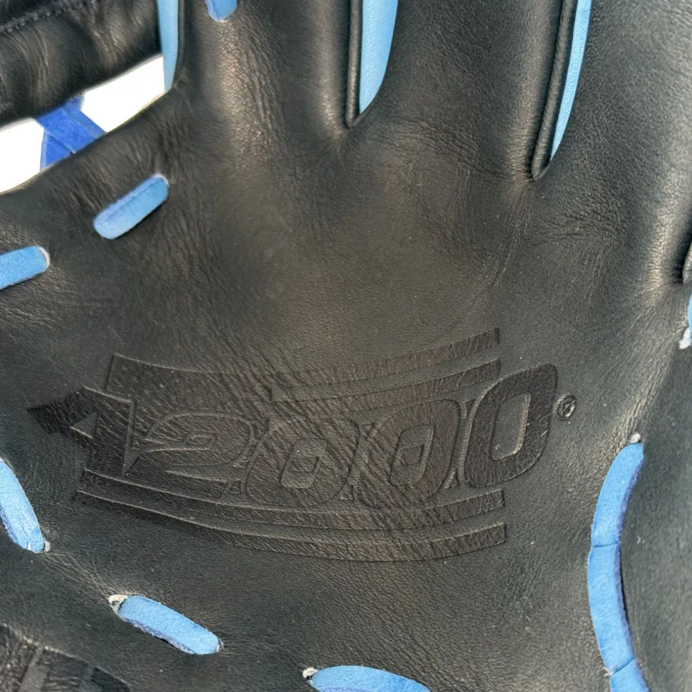 Wilson Custom A2000 1786 11.5" Infield Glove: Sky Blue and Navy